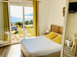 L’Hôtel Almanarre Plage - Hôtel Eco-Responsable se trouve en face de la mer Méditerranée
