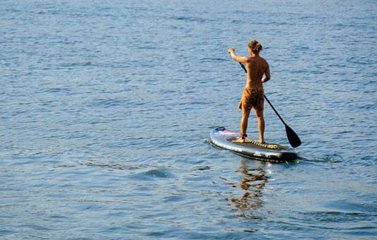 L’Hôtel Almanarre Plage - Hôtel Eco-Responsable se trouve en face de la mer Méditerranée