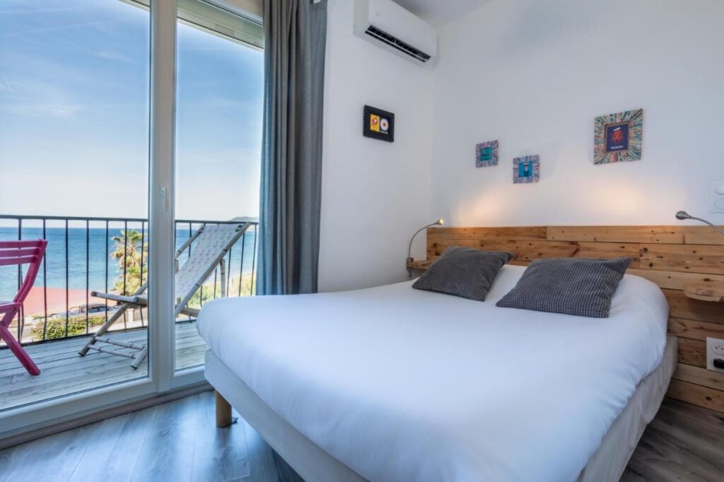 L’Hôtel Almanarre Plage - Hôtel Eco-Responsable se trouve en face de la mer Méditerranée