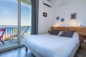 L’Hôtel Almanarre Plage - Hôtel Eco-Responsable se trouve en face de la mer Méditerranée