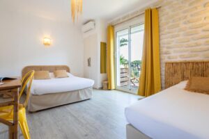 L’Hôtel Almanarre Plage - Hôtel Eco-Responsable se trouve en face de la mer Méditerranée