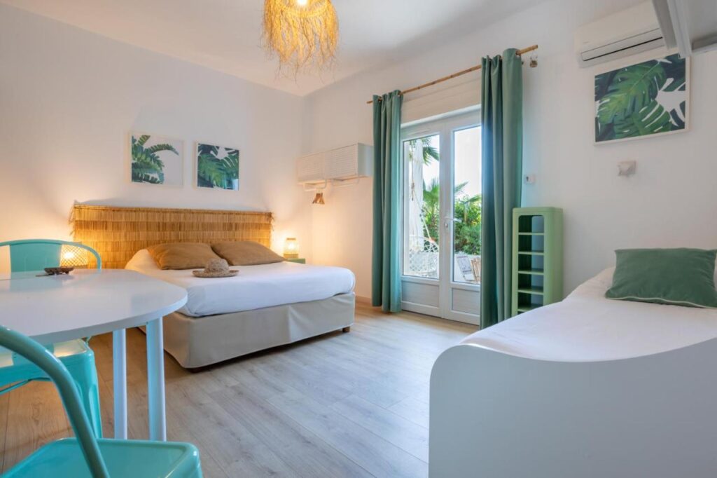L’Hôtel Almanarre Plage - Hôtel Eco-Responsable se trouve en face de la mer Méditerranée