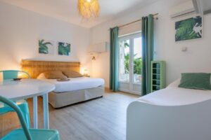 L’Hôtel Almanarre Plage - Hôtel Eco-Responsable se trouve en face de la mer Méditerranée