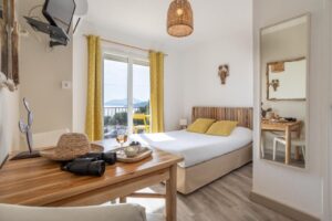 L’Hôtel Almanarre Plage - Hôtel Eco-Responsable se trouve en face de la mer Méditerranée